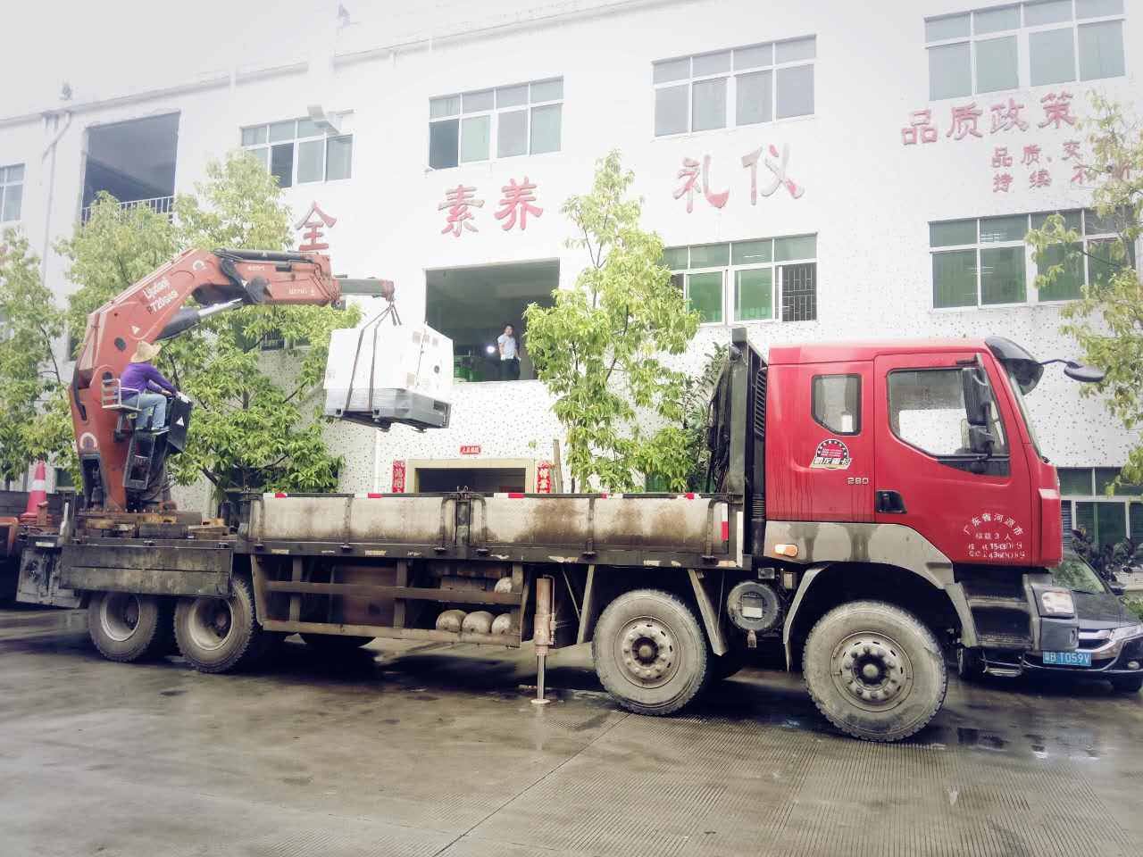 機(jī)器調(diào)裝中，準(zhǔn)備吊上二樓