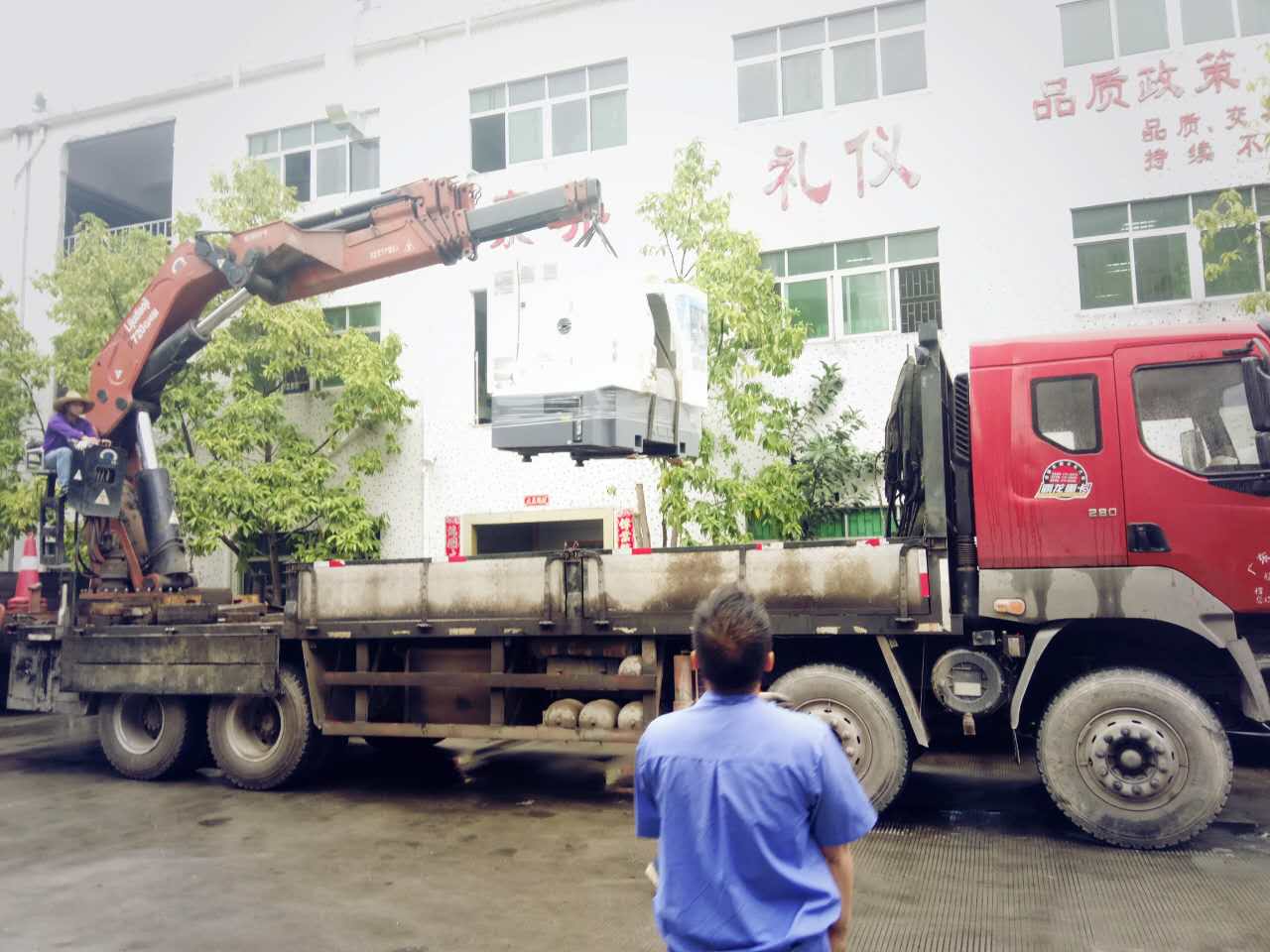 機(jī)器調(diào)裝中，注意安全！