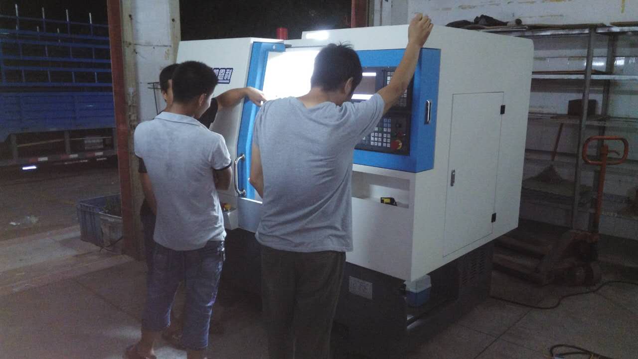 凱恩利機(jī)床（客戶(hù)在調(diào)參數(shù)試車(chē)）