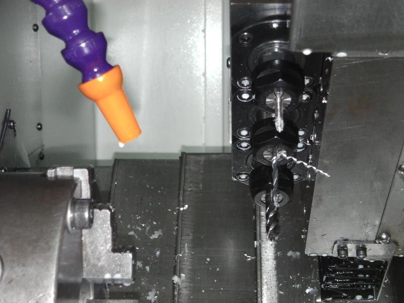  機床結(jié)構(gòu)特點 Construction and feature of machine tool ■ 適用于重負荷和連續(xù)切削，可保持長久的高精度和優(yōu)質(zhì)的表面精糙度。 ■ 高精度、高剛性、重負荷主軸。 主軸采用原裝進口日本NSK或德國FAG P4級精密級主軸軸承 主軸采用原裝進口日本NSK或德國FAG P4級精密級主軸軸承 主軸采用原裝進口日本NSK或德國FAG P4級精密級主軸軸承 主軸采用原裝進口日本NSK或德國FAG P4級精密級主軸軸承 主軸采用原裝進口日本NSK或德國FAG P4級精密級主軸軸承，經(jīng)工程計算分析取得較佳化的跨距配置，配合獨特的迷宮式防水設(shè)計和散熱片式主軸箱設(shè)計，可達到更佳的防水防塵效果。引用高科技潤滑技術(shù)及高剛性套筒結(jié)構(gòu)展現(xiàn)較佳穩(wěn)定性，能確保更大軸向剛性，徑向剛性及加工精度。采用專用主軸電機及進口變頻器，實現(xiàn)大范圍自動無級調(diào)速，整支主軸由臺灣普森專業(yè)主軸廠家生產(chǎn)。主軸軸承為前三后二排列,更能承受較強沖擊。主軸設(shè)計轉(zhuǎn)速可達8000rpm/min。 ■ 剛性好，操作、排屑方便。 高強度，床身傾斜45°，采用優(yōu)質(zhì)鑄鐵樹脂砂造型，并經(jīng)二次退火處理，保證鑄件穩(wěn)定性，緊密型筋骨板結(jié)構(gòu)，剛性好、抗震性強。